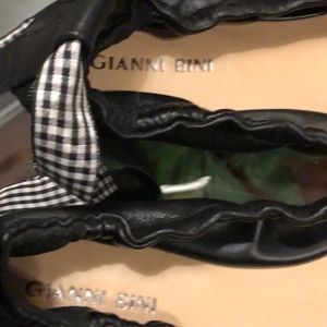 EUC Gianni Bini black leather flats with gold accent on low heel.